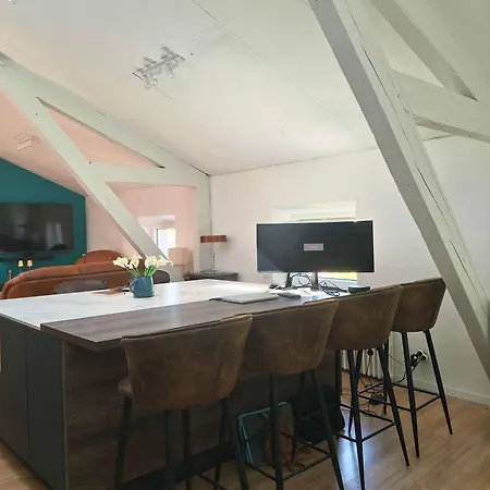 Bright Loft Near Court 2 Bedroom And Table For 10 Apartmán *